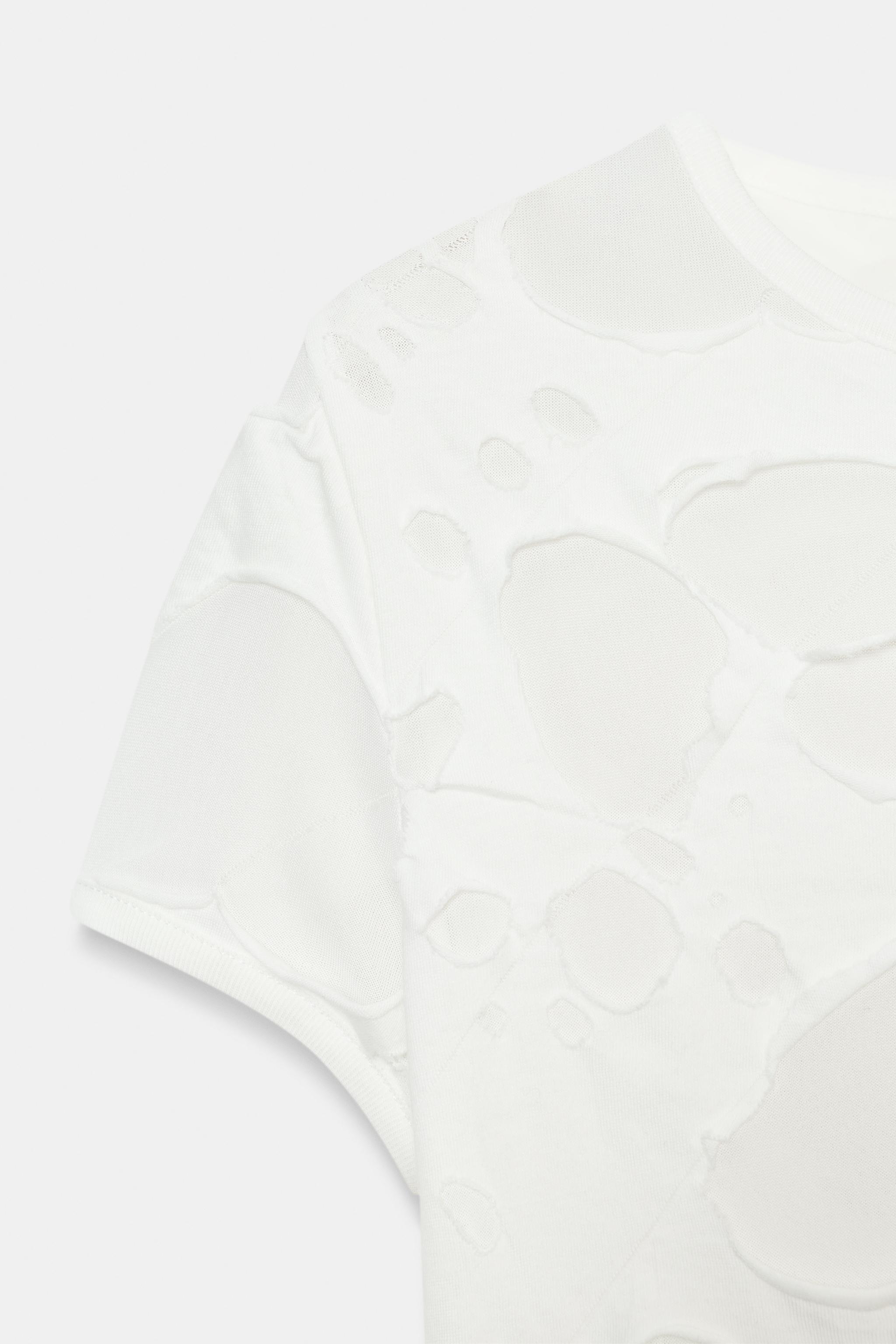 T-SHIRT EN MATIÈRES VARIÉES AVEC DÉCHIRURES